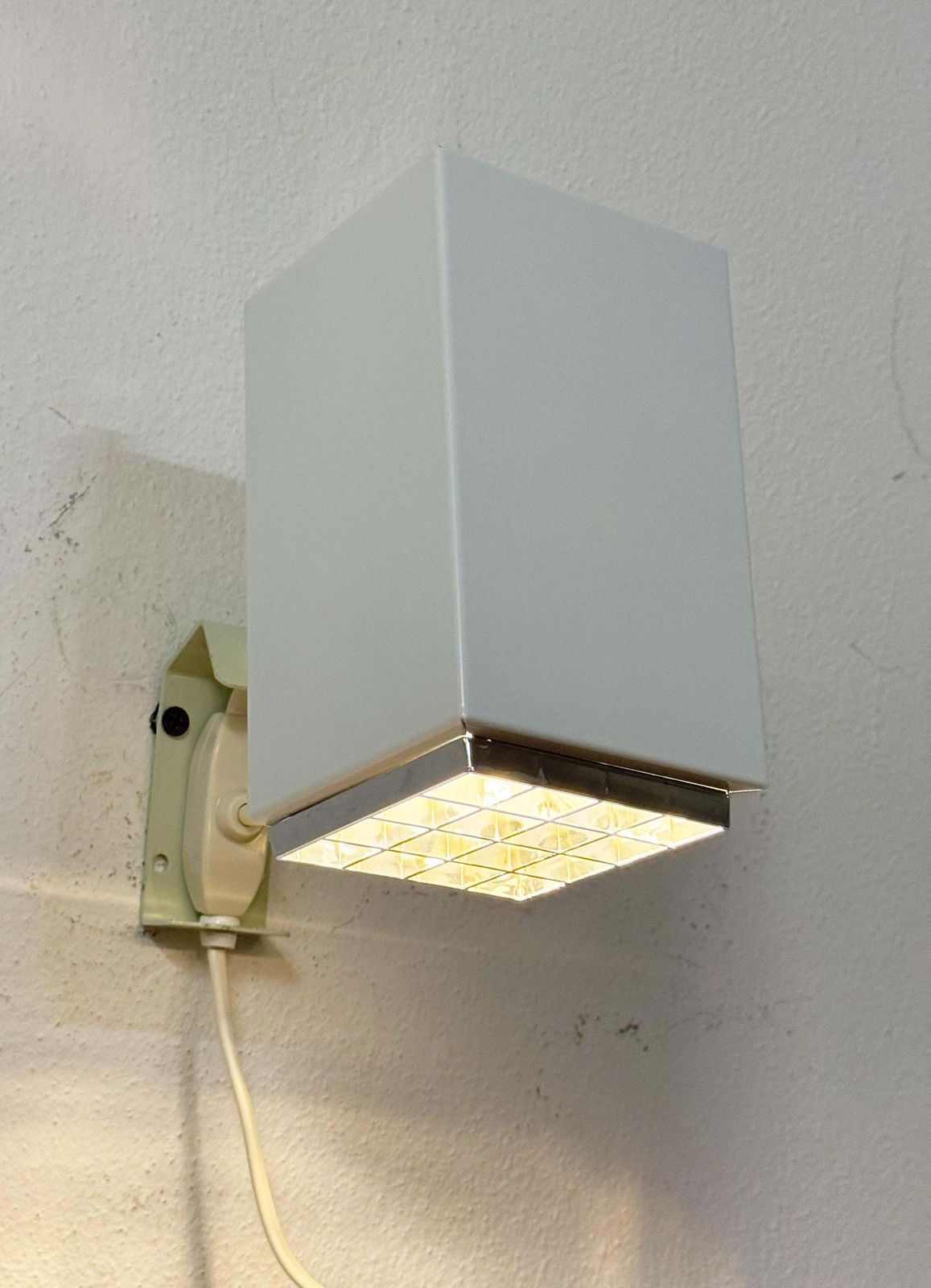 Een paar witte Hans Agne Jakobsson wandlampen "Kuben" – Elidus model 7078 photo vintage