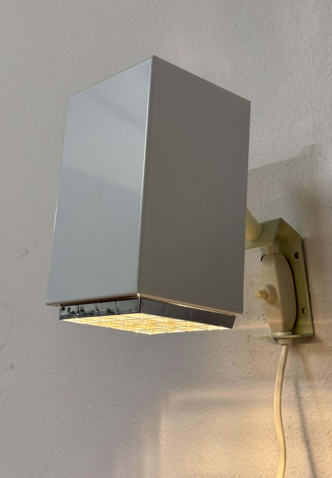 photo furniture Een paar witte Hans Agne Jakobsson wandlampen "Kuben" – Elidus model 7078