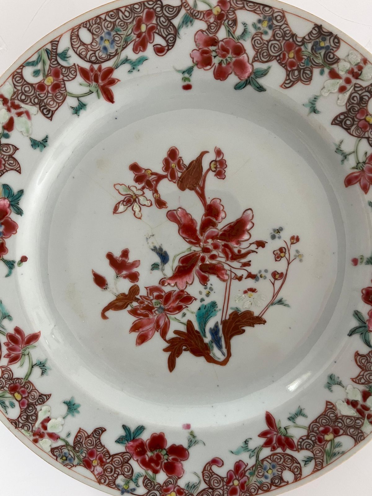 Handgeschilderd Chinees porseleinen bord met pioenen, Qing Yongzheng ca. 1730 photo vinterior