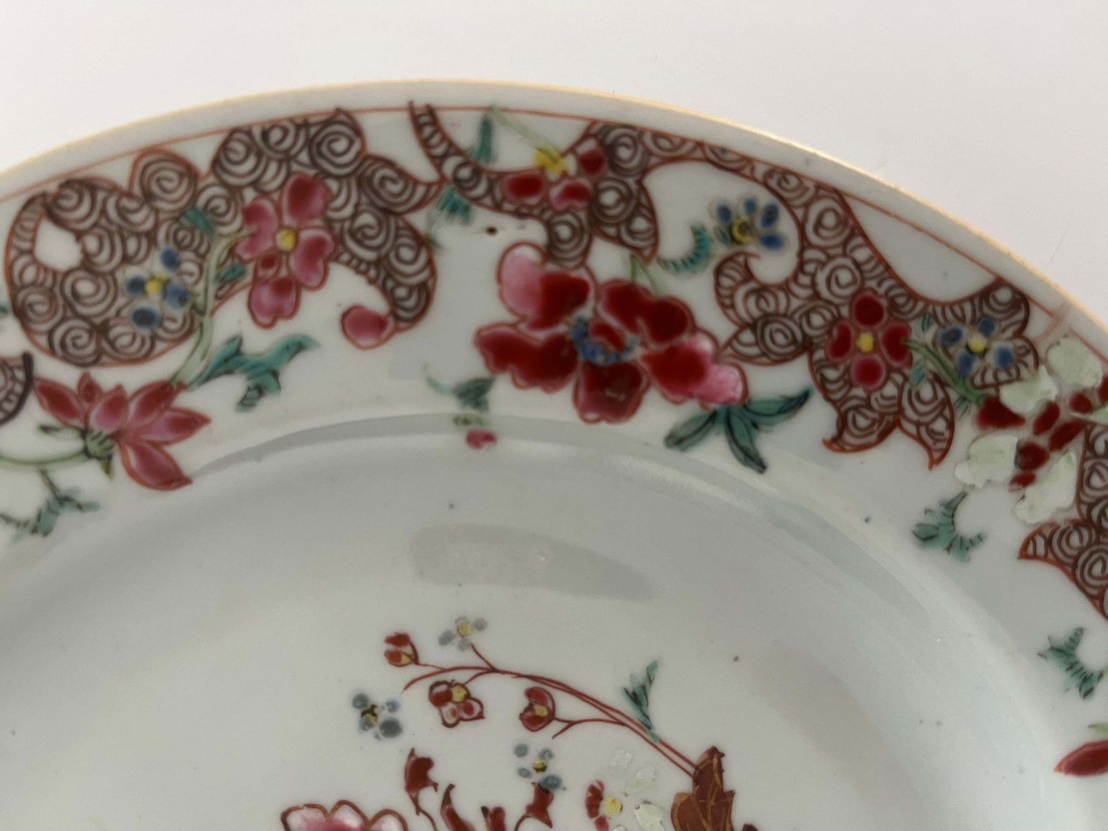 Handgeschilderd Chinees porseleinen bord met pioenen, Qing Yongzheng ca. 1730 photo buy