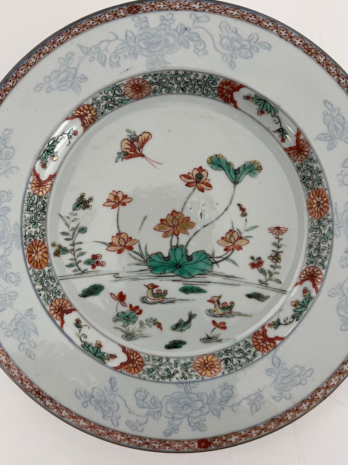 Chinees Kangxi Famille Verte bord, handgeschilderd porseleinen eendentafereel, ca. 1685 photo vinterior