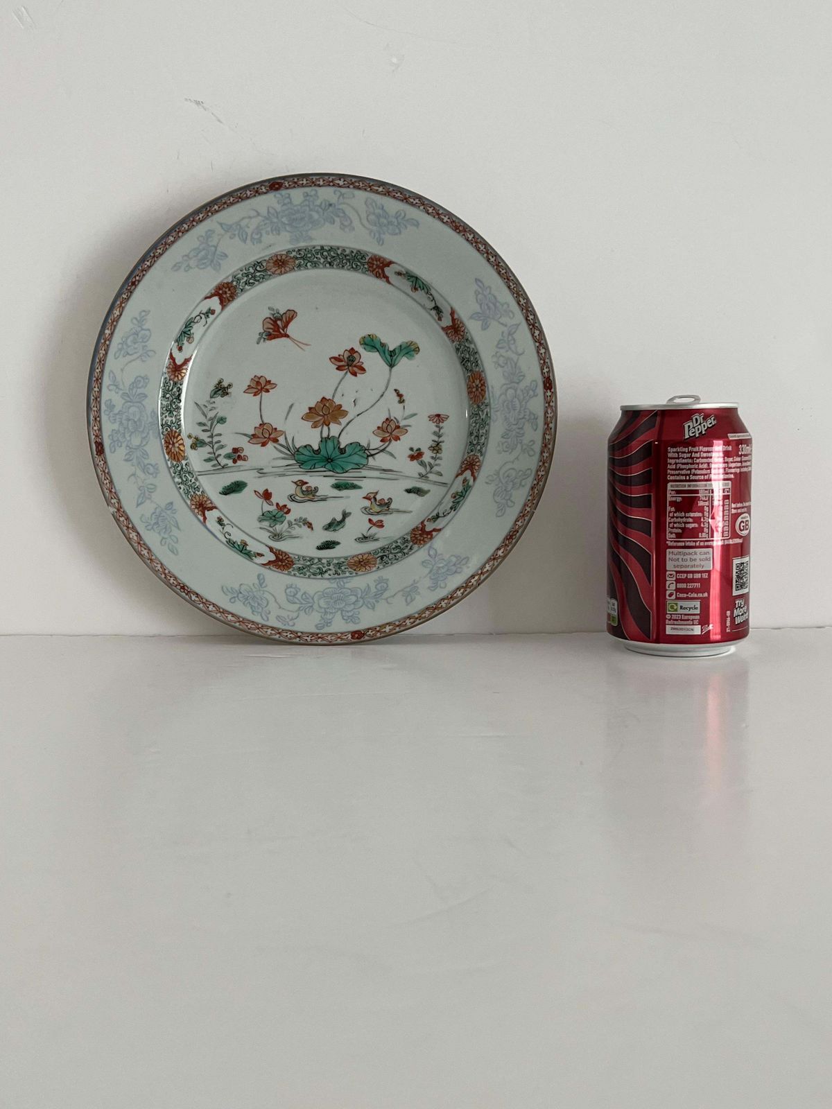 photo vintage Chinees Kangxi Famille Verte bord, handgeschilderd porseleinen eendentafereel, ca. 1685