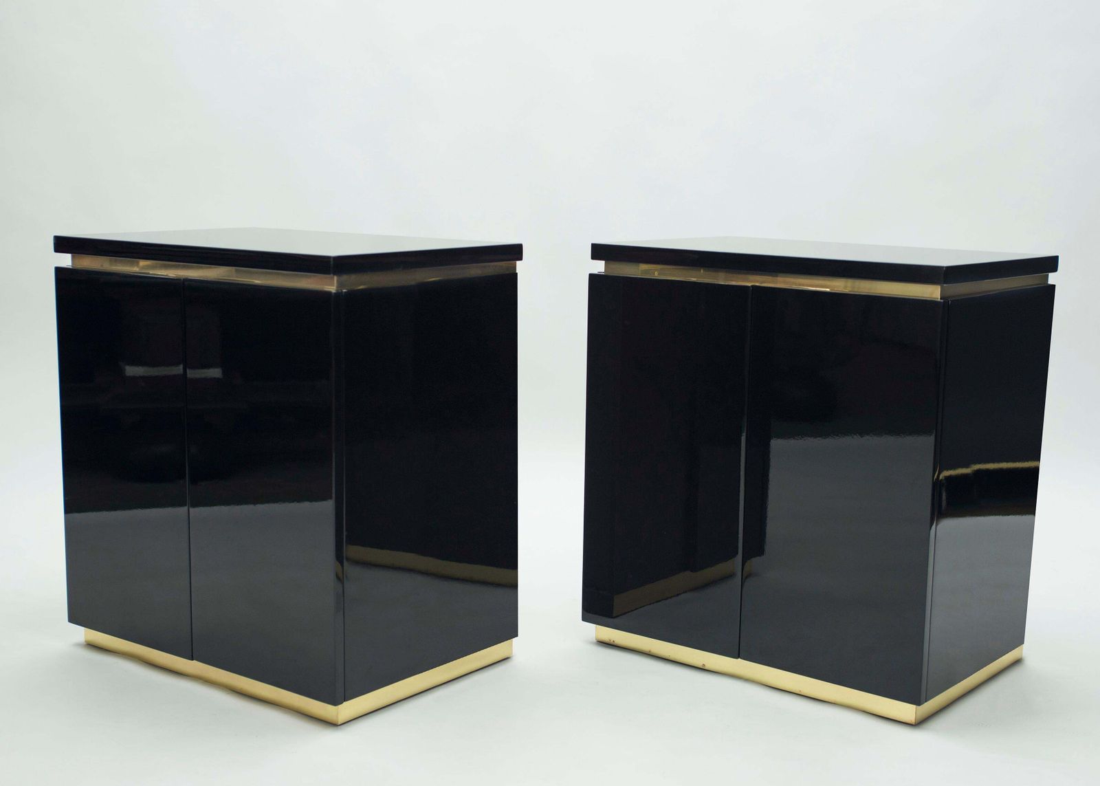 Paire de petites commodes en laque noire, par J.C. Mahey, années 1970 photo 5251.0