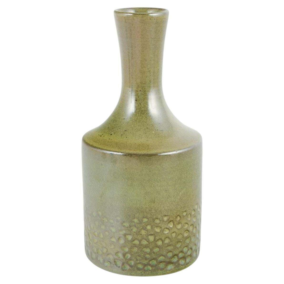Hyonsun Rhee, Upsala Ekeby. Keramische vaas met groene glazuur en reliëfdecoratie.