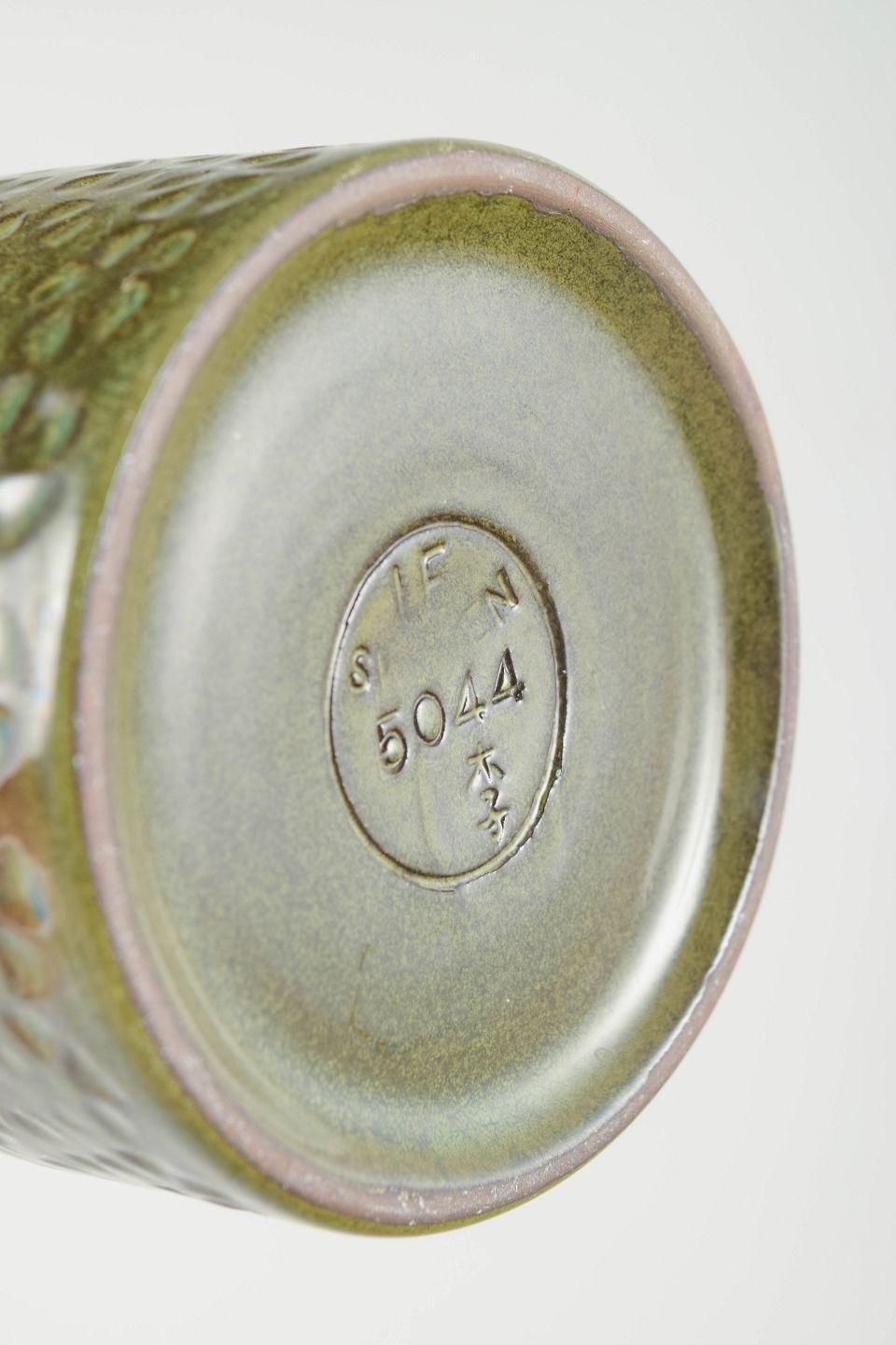 Hyonsun Rhee, Upsala Ekeby. Keramische vaas met groene glazuur en reliëfdecoratie. photo Woonaccessoires