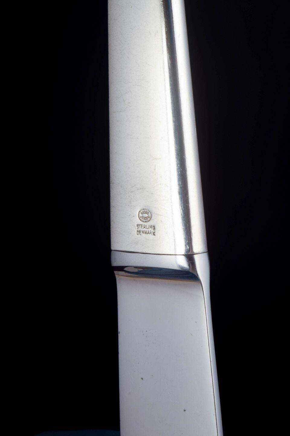 Henning Koppel voor Georg Jensen. Set van zes 'Caravel' tafeldinermessen. photo Woonaccessoires