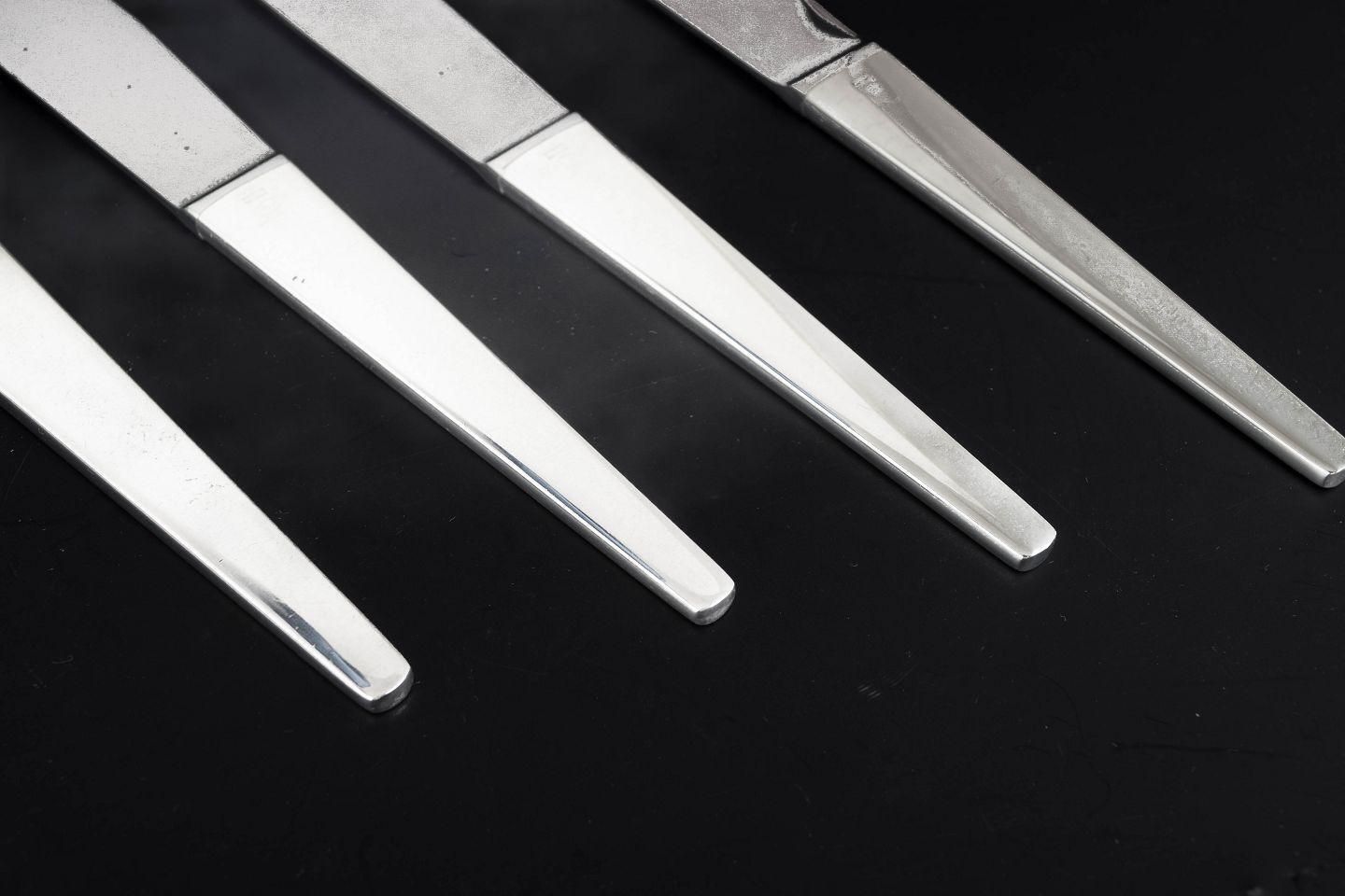 Henning Koppel voor Georg Jensen. Vier 'Caravel' tafelmessen. photo for sale
