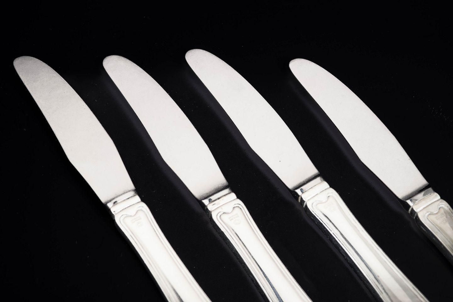 Georg Jensen, set de quatre couteaux à déjeuner en acier inoxydable et argent sterling. photo furniture