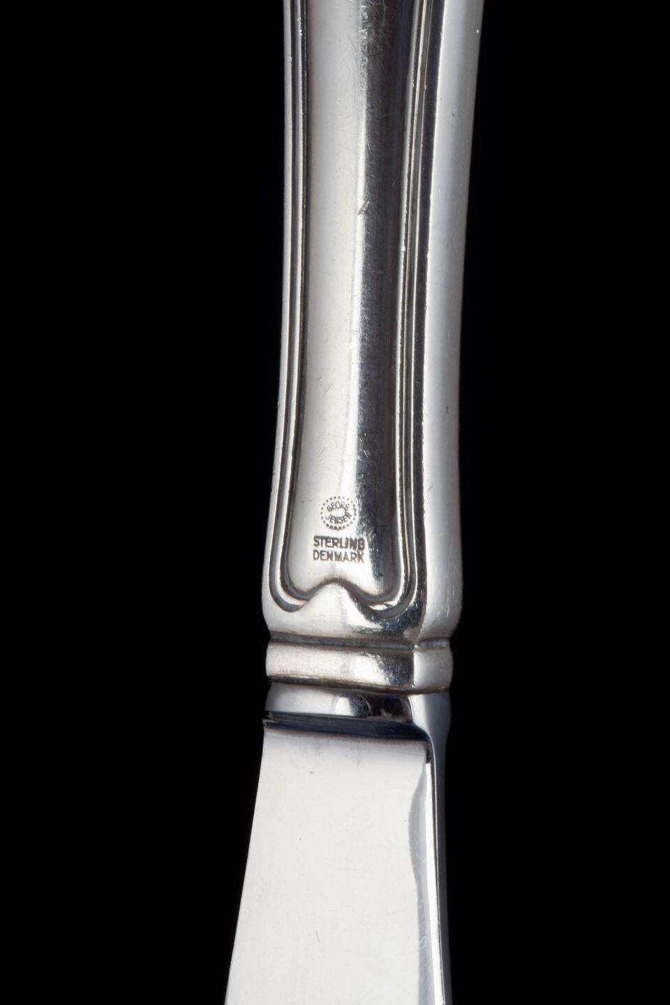 Georg Jensen, set de quatre couteaux à déjeuner en acier inoxydable et argent sterling. photo Décoration