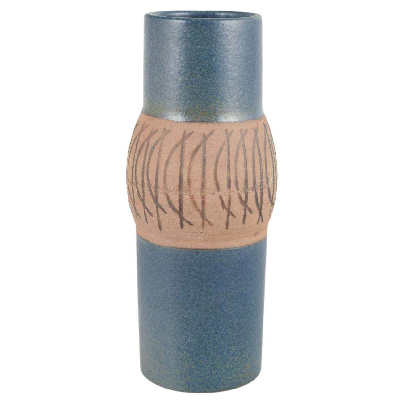 Lisa Larson, Gustavsberg. Cilindrische stoneware vaas met grafisch motief. Jaren 1960
