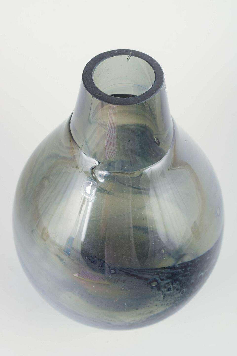Pukeberg Glasbruk. Grote peervormige kunstglazen vaas met kleurverloop. Jaren 1970. photo furniture