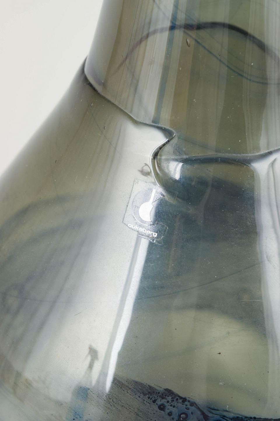 Pukeberg Glasbruk. Grote peervormige kunstglazen vaas met kleurverloop. Jaren 1970. photo Woonaccessoires