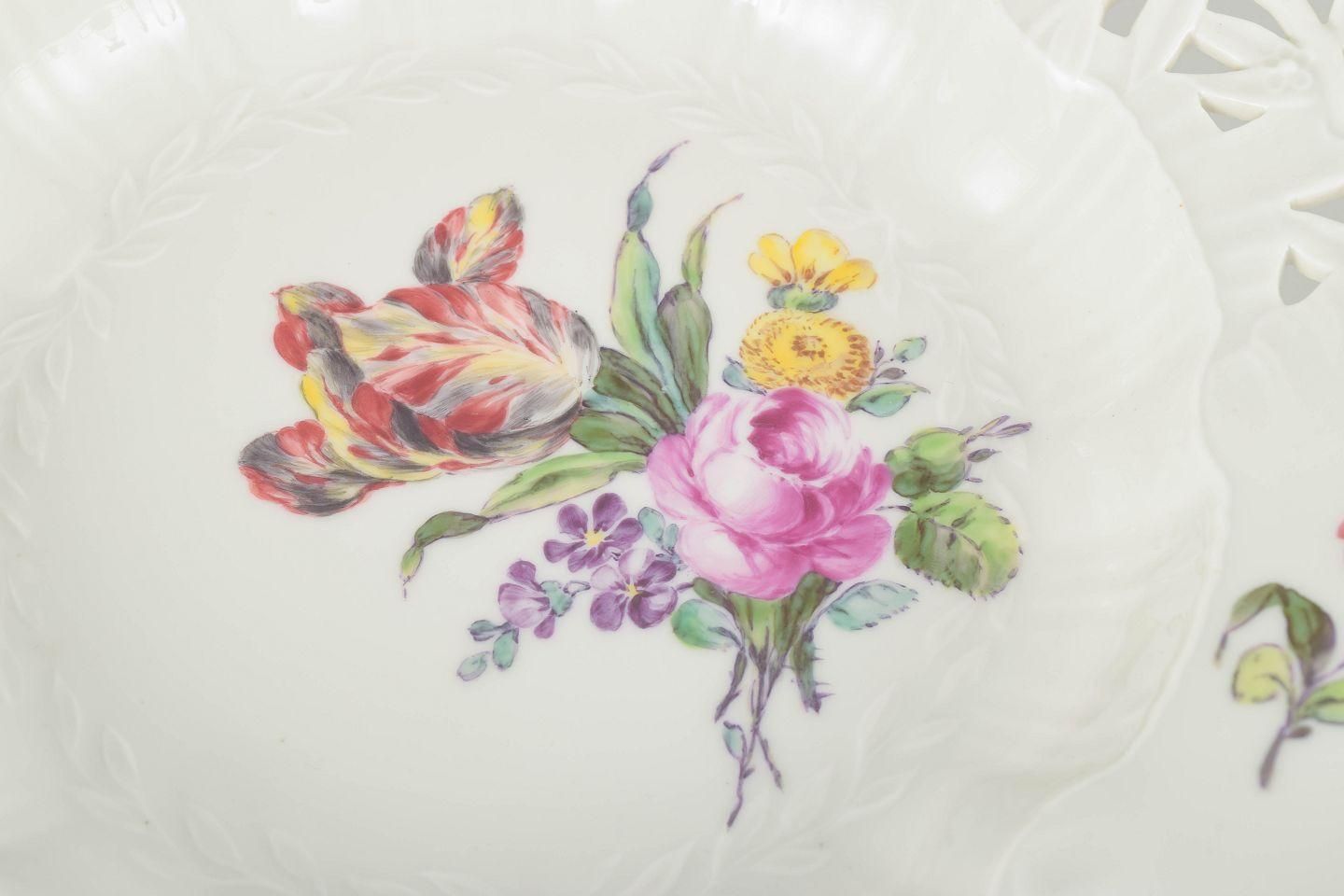 Assiette creuse en porcelaine à motif floral Royal Copenhagen, début du XXe siècle photo for sale