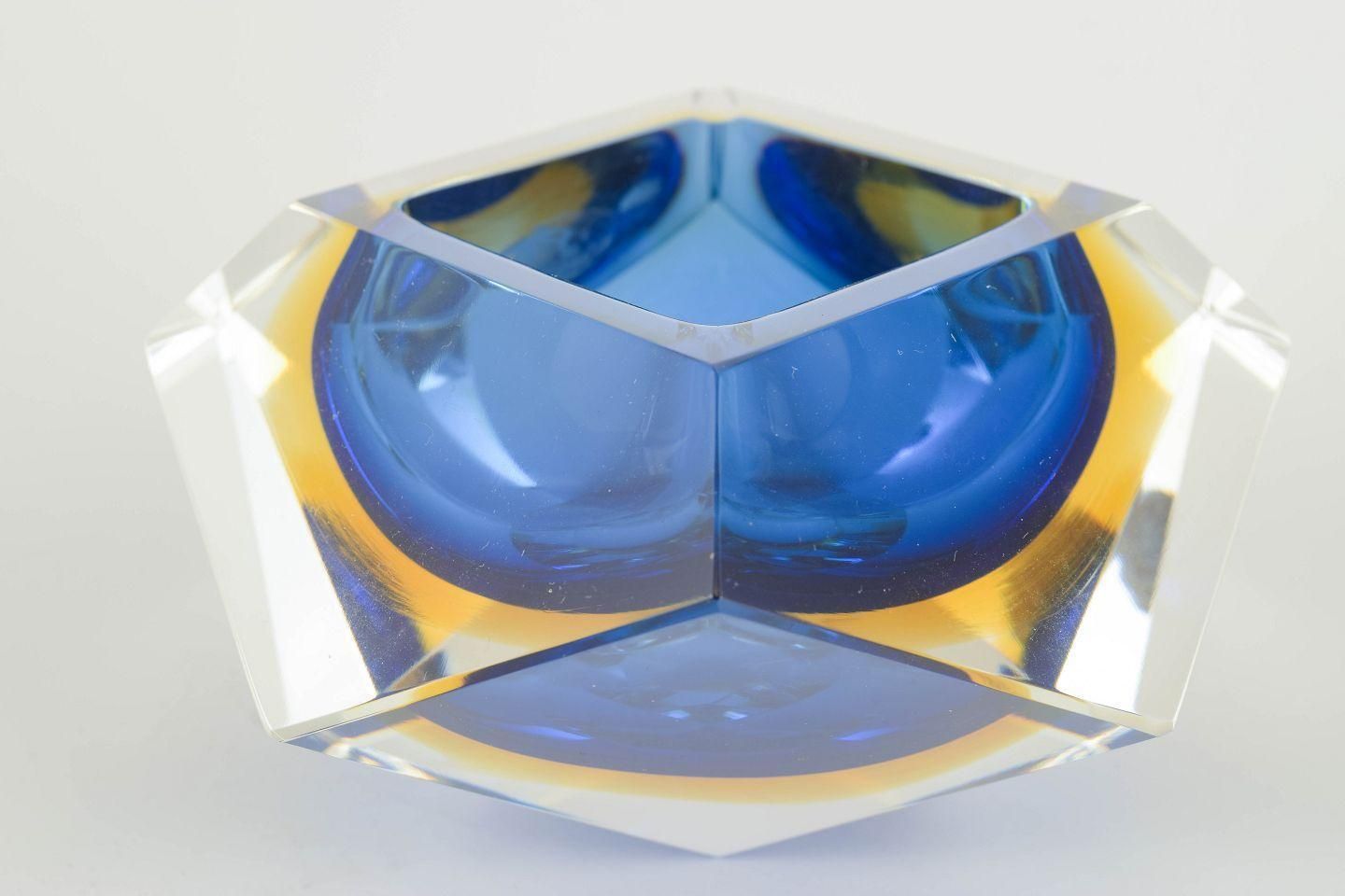 Murano. Coupe en verre d'art facetté, tons bleus et dorés, années 1970. photo for sale