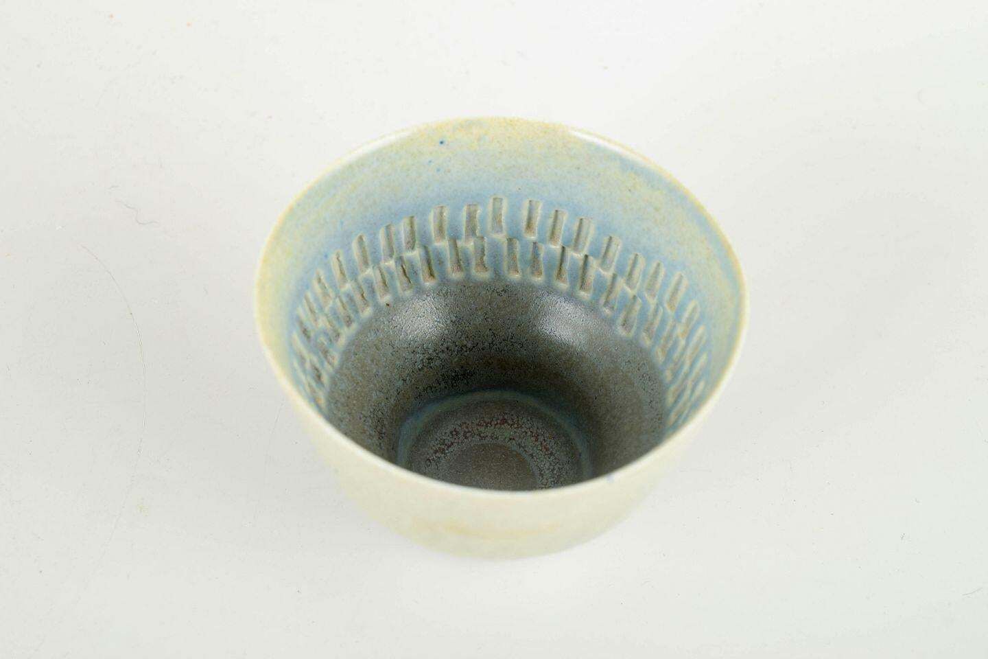 Scandinavisch studiopottenbakker, mogelijk Gustavsberg. Miniatuur keramische schaal, jaren 1960. photo furniture