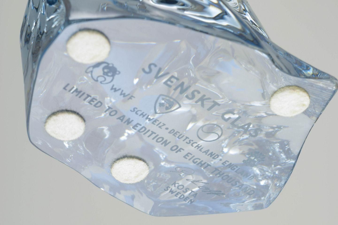 Paul Hoff voor Kosta Boda / WWF. Glazen sculptuur van een zalm in helder kunstglas. photo for sale