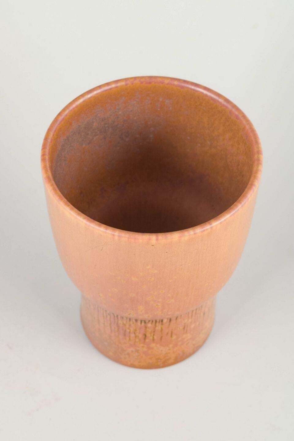 Carl Harry Stålhane, Rörstrand. Minimalistische steengoed vaas met warm roze glazuur. photo furniture