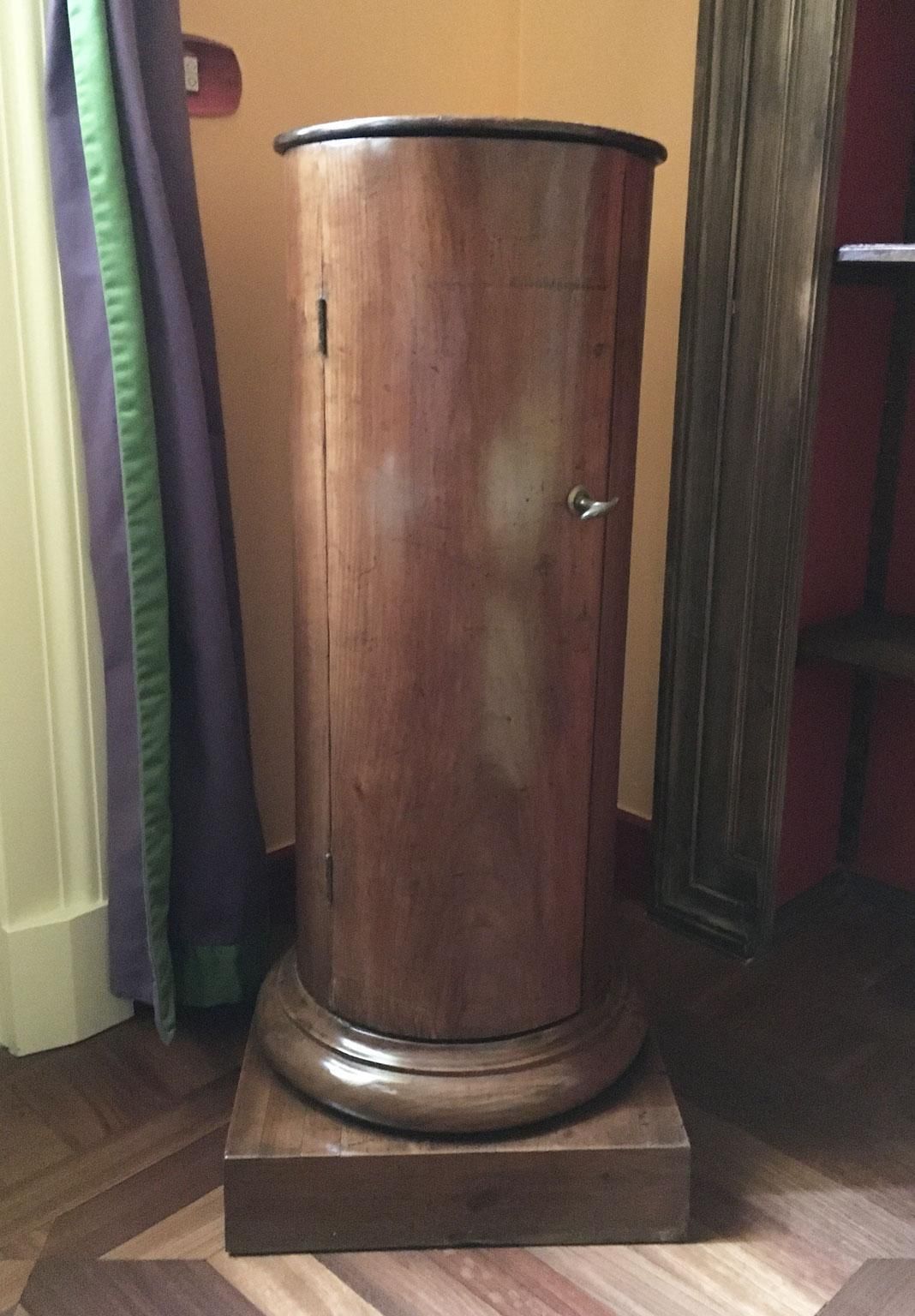 Table colonne ou table de chevet en noyer, Empire, fin du XVIIIe siècle photo furniture