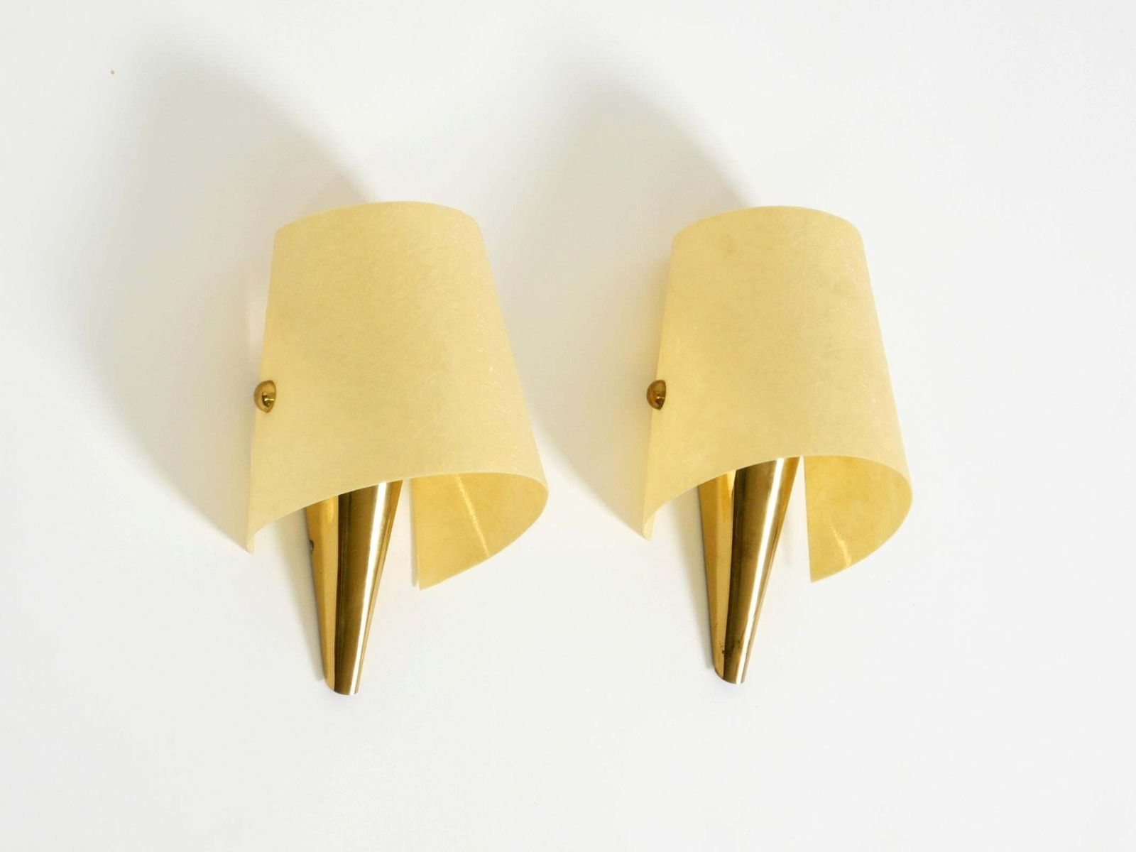 Een paar uitzonderlijke mid-century modern messing wandlampen met fiberglass kap photo furniture