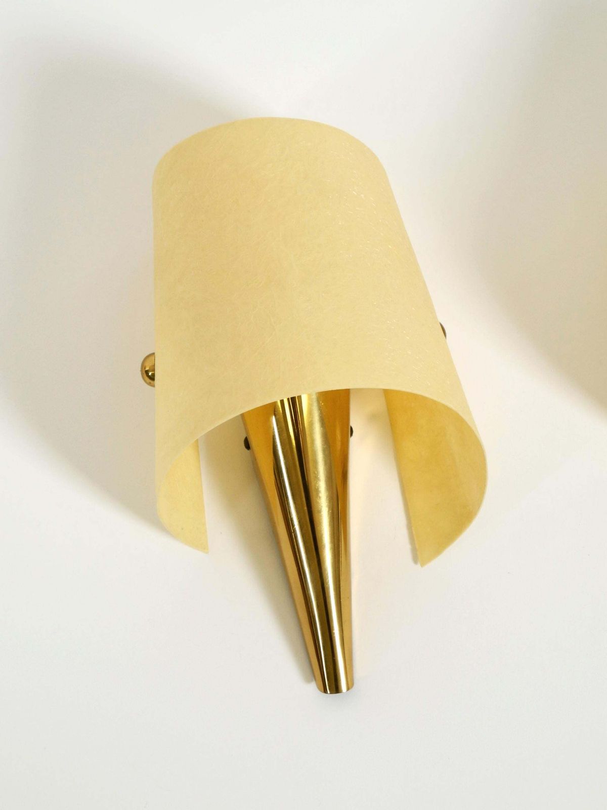 Een paar uitzonderlijke mid-century modern messing wandlampen met fiberglass kap photo vintage