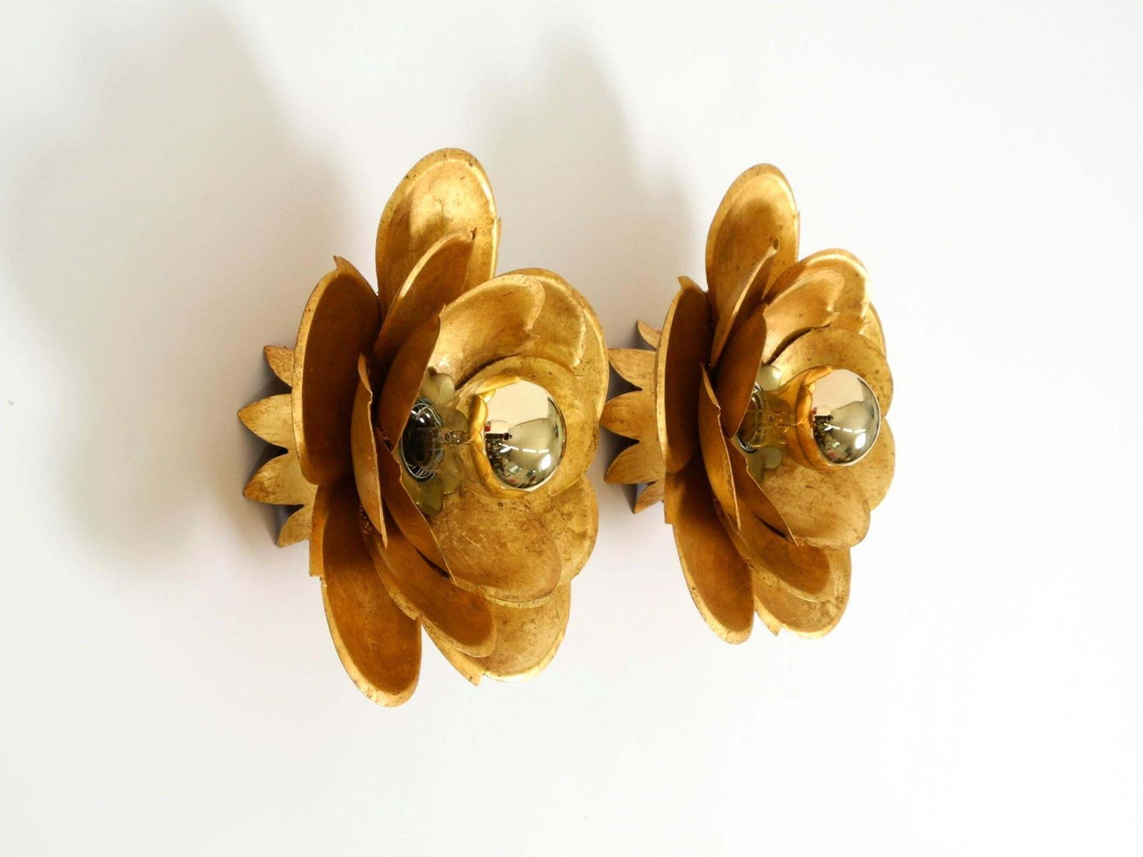 Deux grandes appliques murales dorées « Water Lily », Italie, années 1960 photo Luminaires
