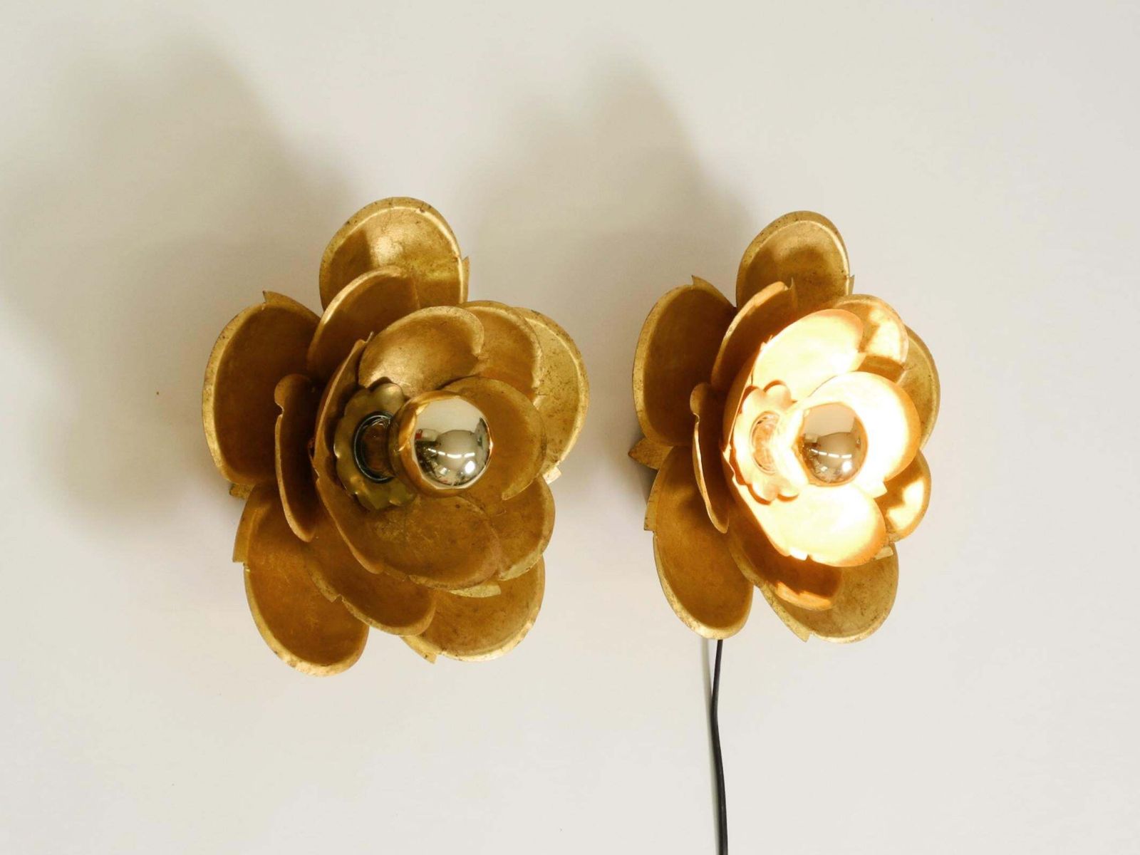 Luminaires Deux grandes appliques murales dorées « Water Lily », Italie, années 1960 photo