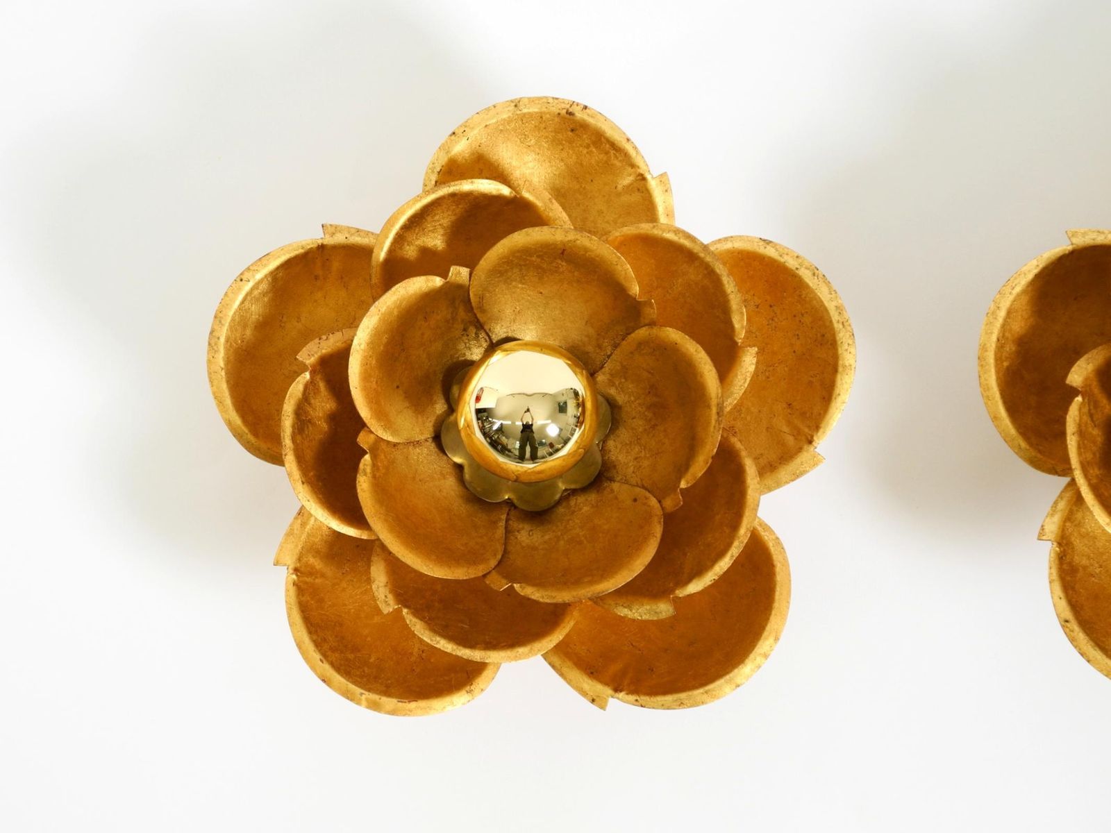 photo vinterior Twee grote vergulde wandlampen, "Water Lily", Italië, jaren 1960