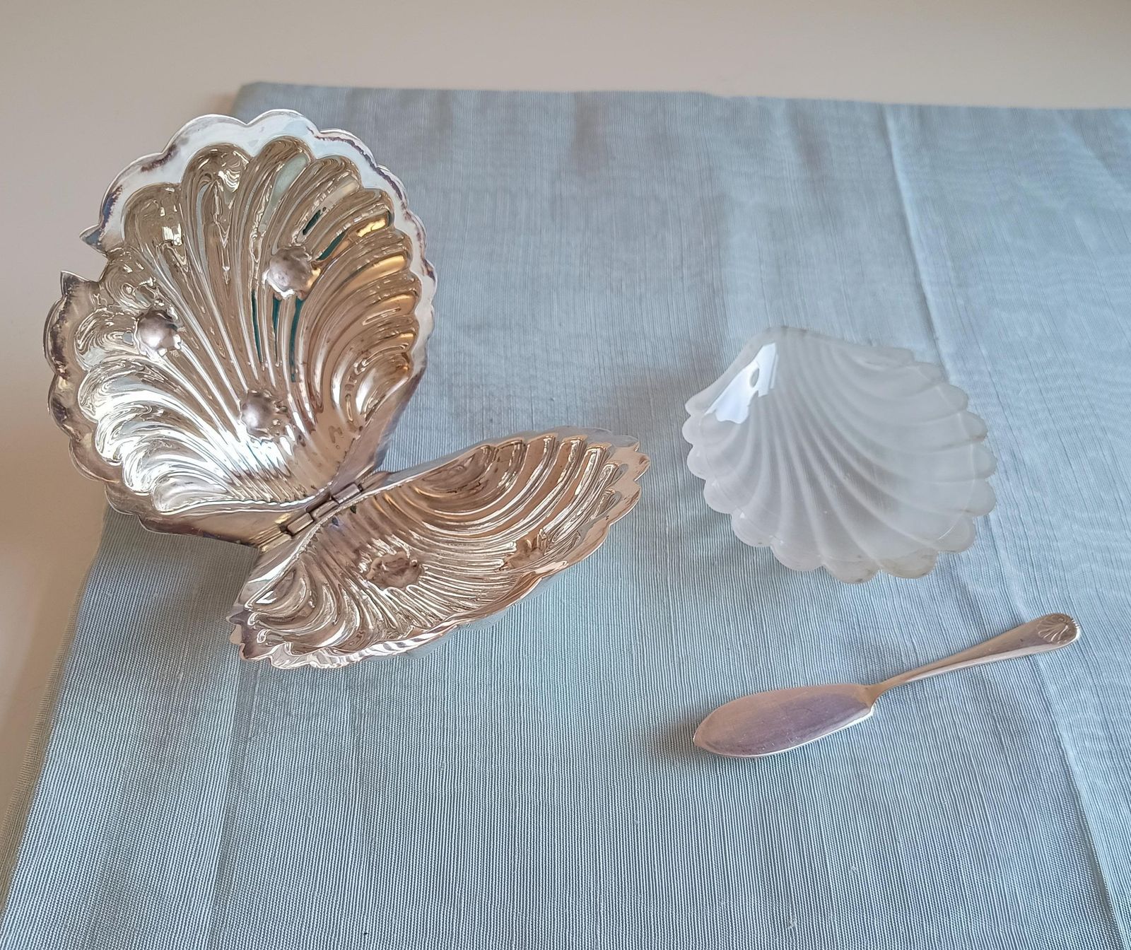 Vintage English Silver Plated Butter Oyster Shell Dish, Art Deco Frosted Glass Condiment Server photo Home Decor