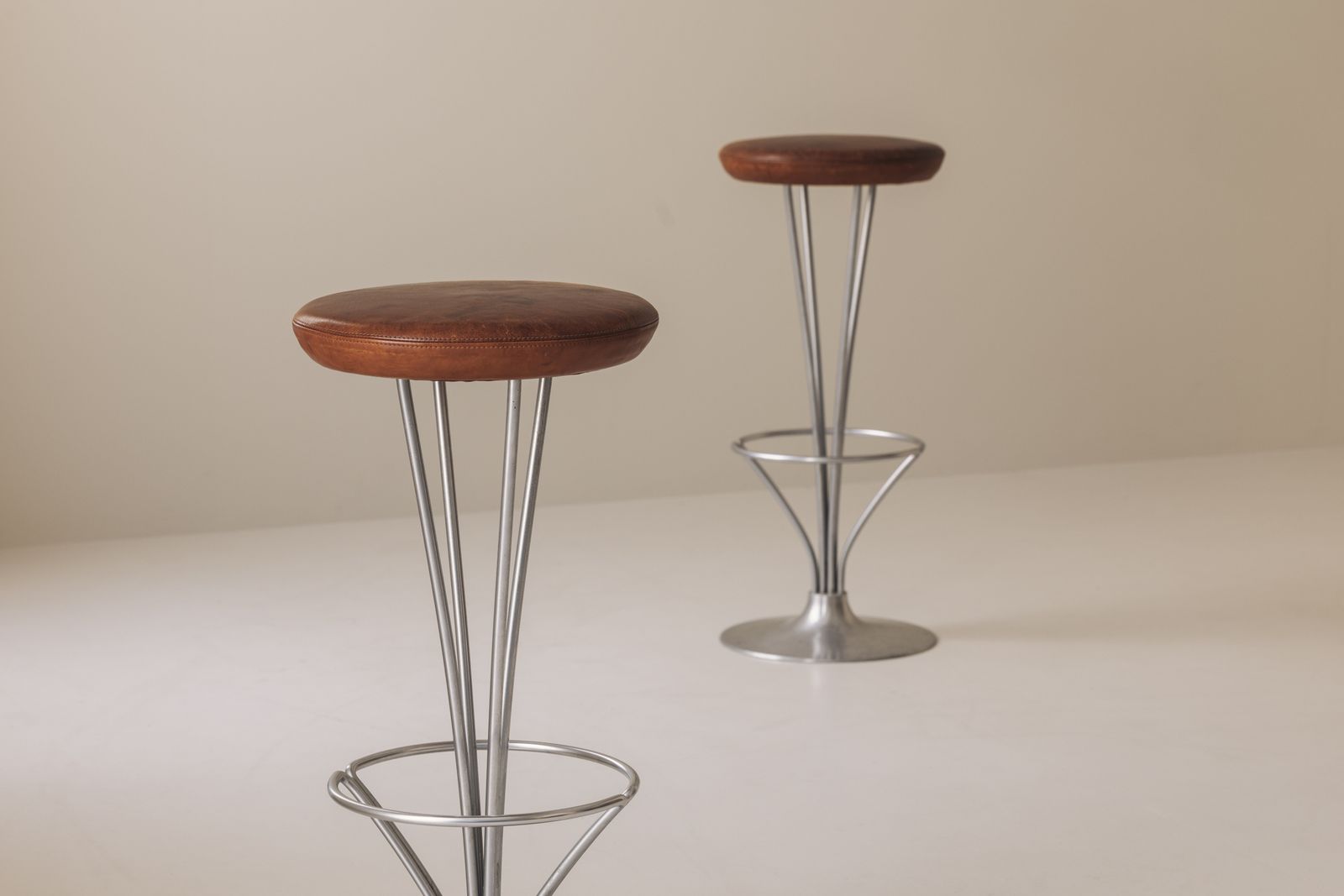 Set van twee barkrukken met gepatineerd leer van Piet Hein voor Fritz Hansen, Denemarken, ca. jaren 1960. photo for sale