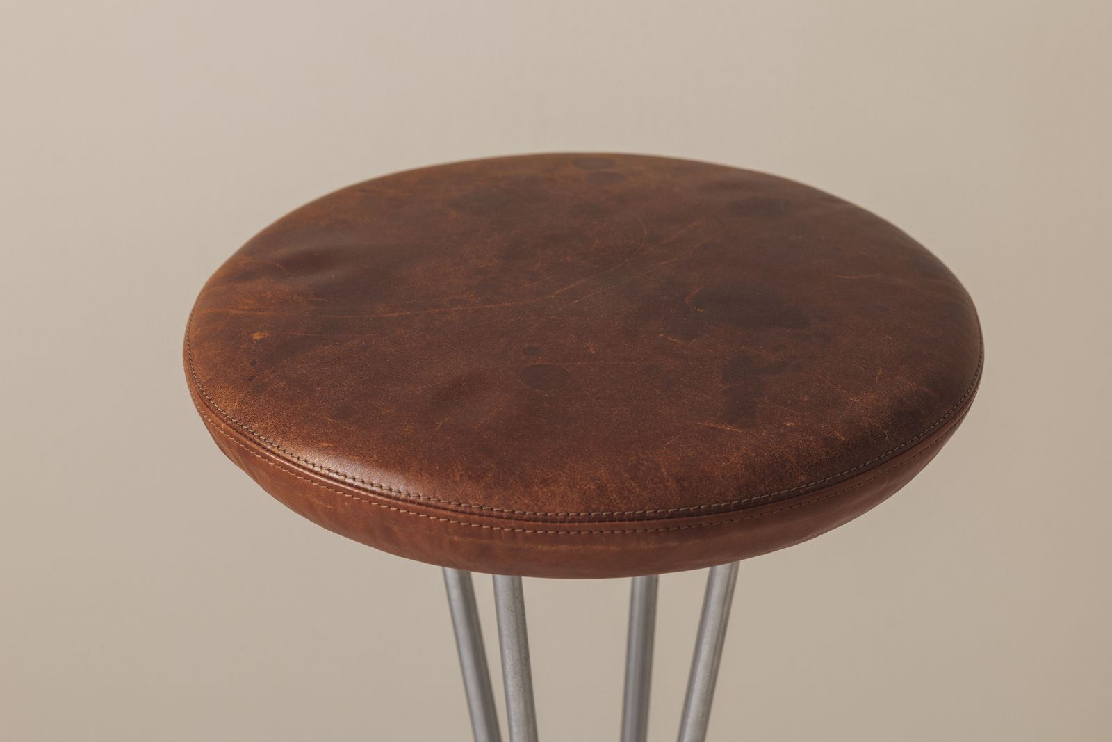 Set van twee barkrukken met gepatineerd leer van Piet Hein voor Fritz Hansen, Denemarken, ca. jaren 1960. photo vinterior