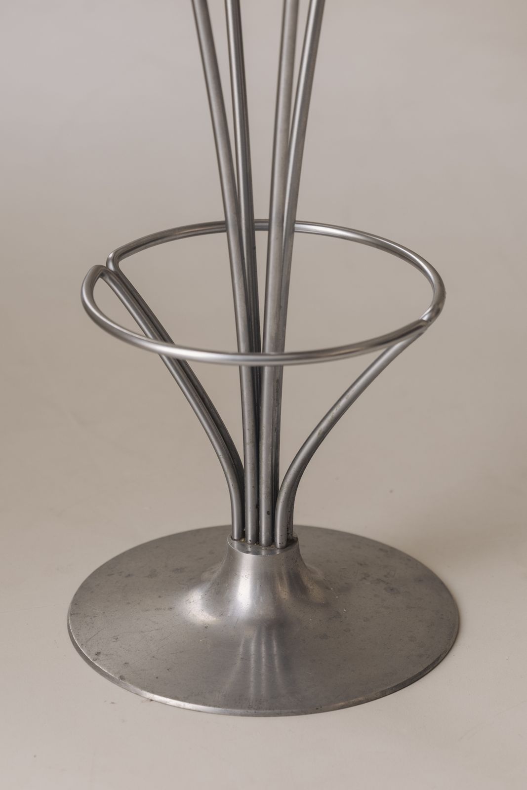 Set van twee barkrukken met gepatineerd leer van Piet Hein voor Fritz Hansen, Denemarken, ca. jaren 1960. photo vintage