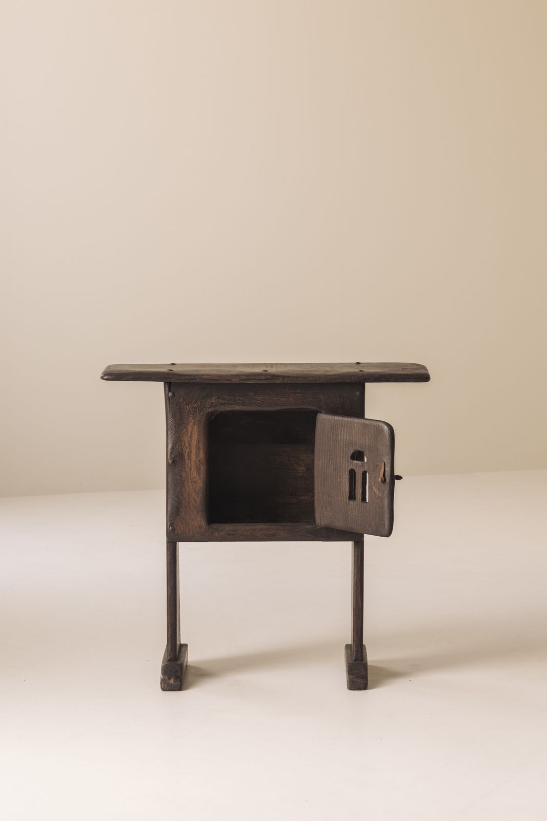 Frans rustiek kastje / bijzettafel, begin 20e eeuw photo Meubels