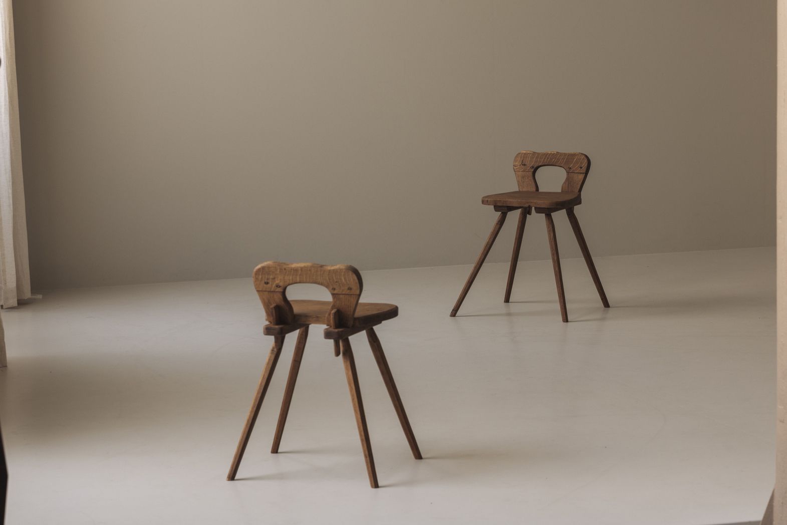Sculpturaal paar Franse stoelen in massief eiken, ca. jaren 1950 photo furniture