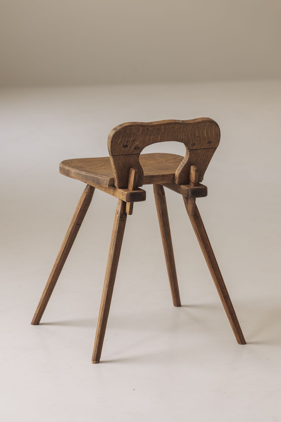 Sculpturaal paar Franse stoelen in massief eiken, ca. jaren 1950 photo buy