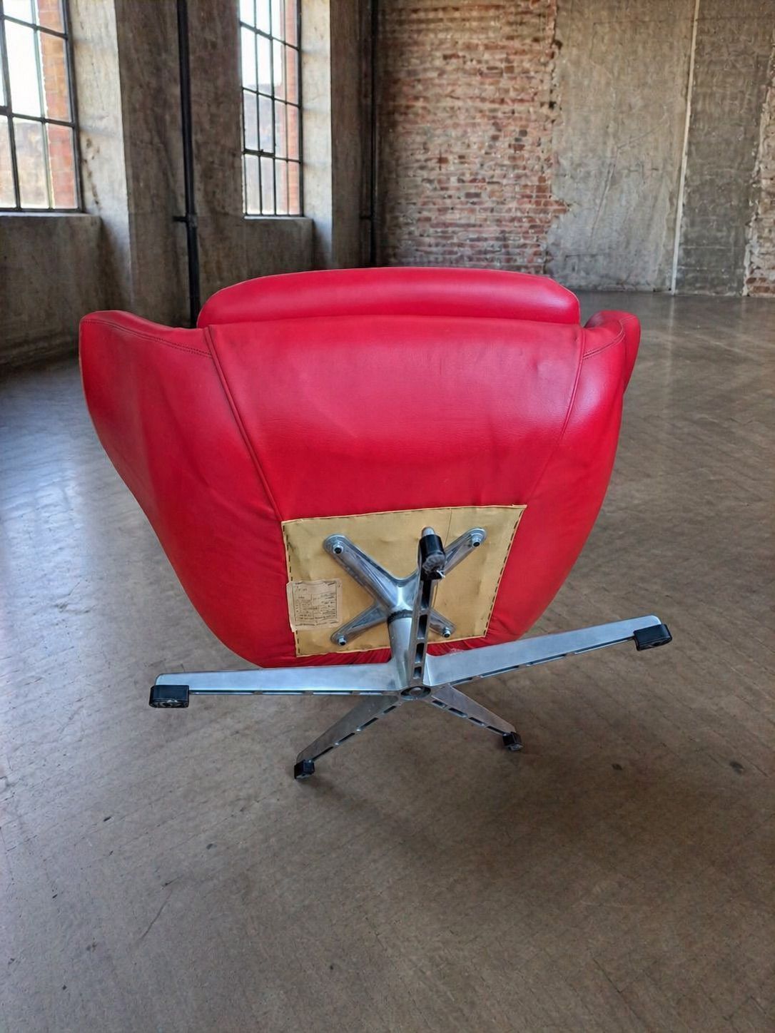Paar hoge draaifauteuils – Scandinavian Modern, leer en aluminium – UP Závody Rousínov, ca. jaren 1960, Tsjecho-Slowakije photo vinterior