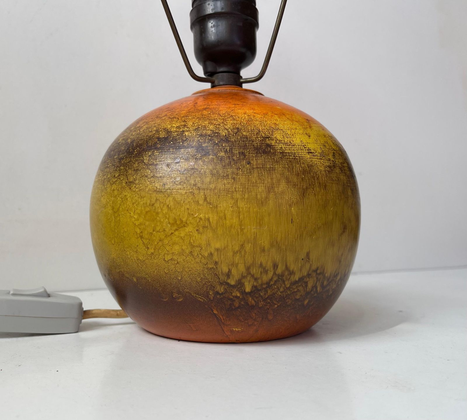 Art Deco oranje-gele keramische bolvormige tafellamp in de stijl van Jean Besnard, jaren 1930 photo Verlichting
