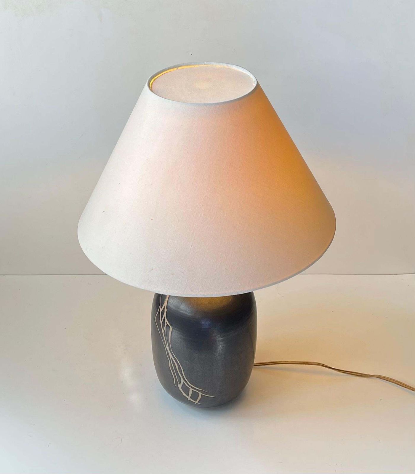 Deens Modern Satijnzwart Keramieke Tafellamp van Aino Grib, jaren 1980 photo vinterior