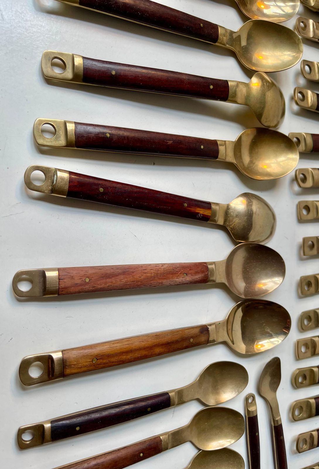 Vintage Deens Modern bestek van messing en teak door Carl Cohr, jaren 1960, 12 personen photo Woonaccessoires