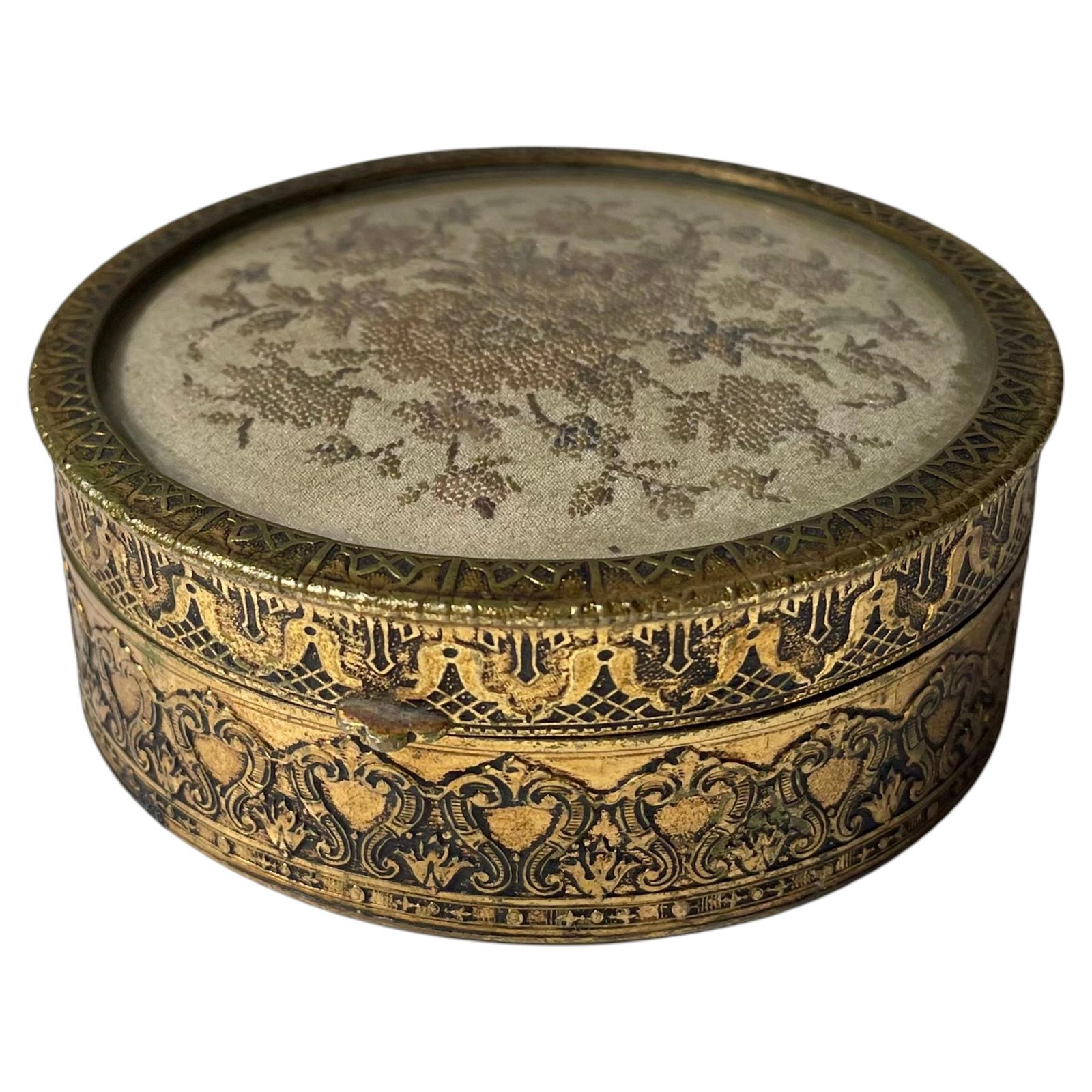 Boîte à bijoux ou bonbonnière ronde d'époque victorienne en bronze doré et broderie