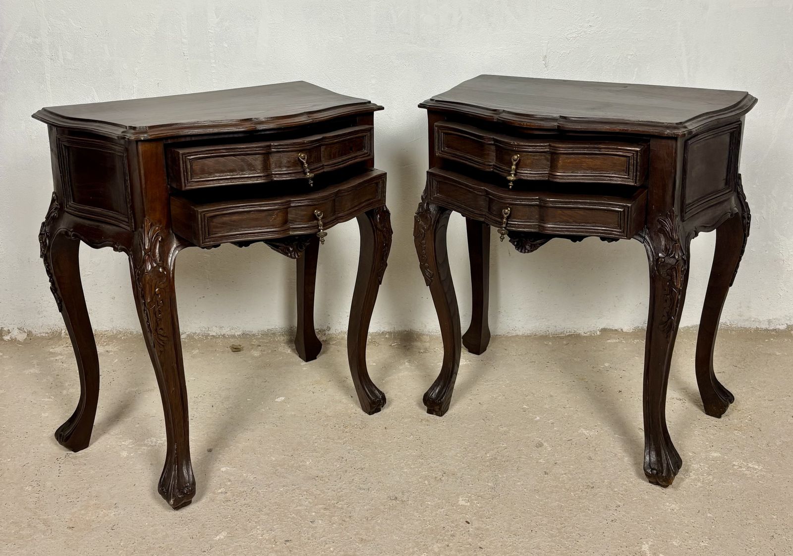 Paar Franse nachtkastjes in Louis XV-stijl, midden 20e eeuw photo vintage