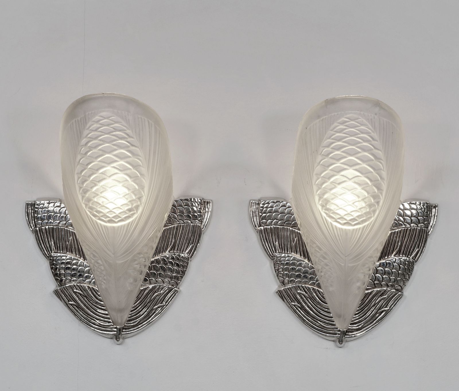 Een paar Franse art deco wandlampen uit 1925 door Degue, 2 paar beschikbaar