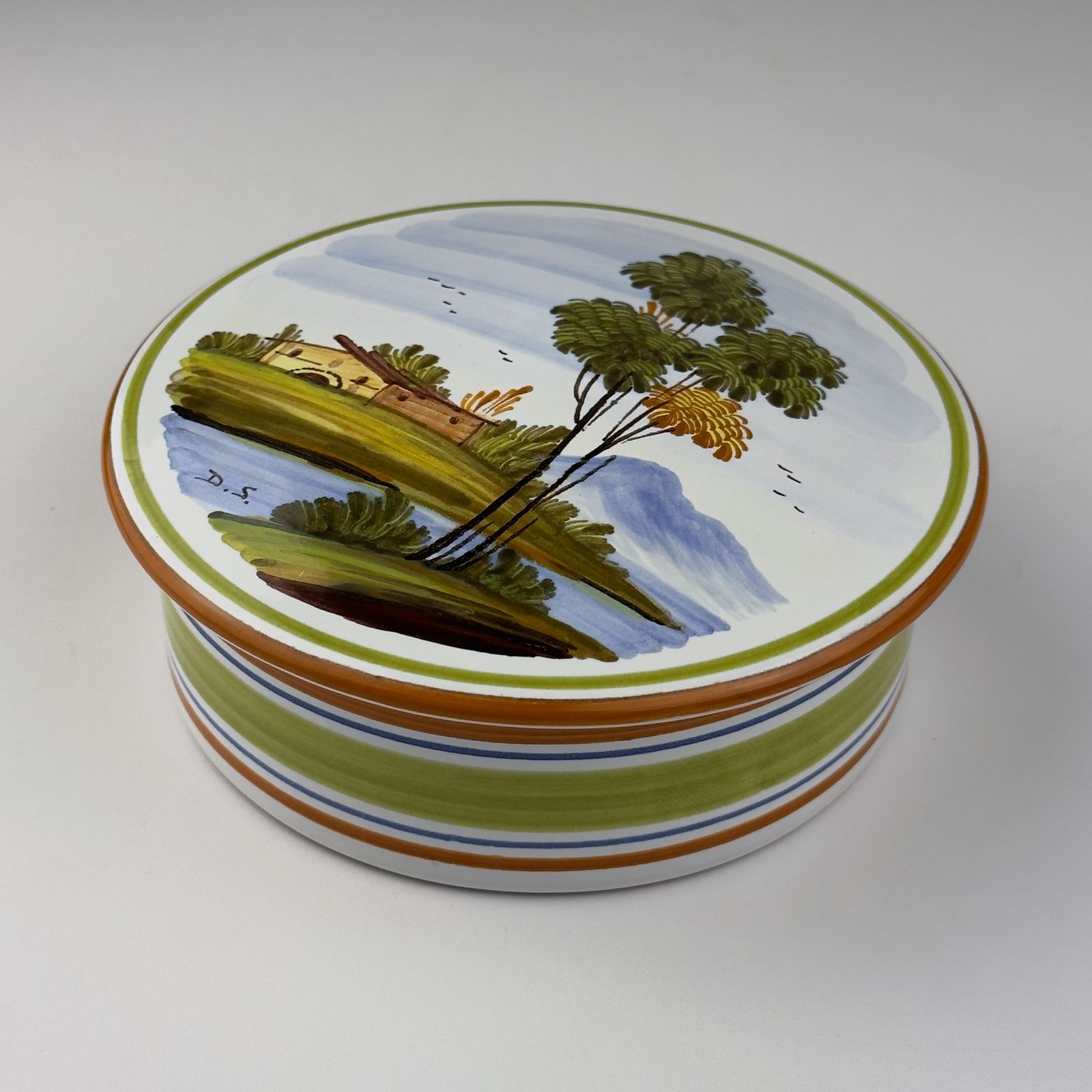 photo vinterior Vintage handgeschilderde ronde sieradendoos van Manufacture Di Stefano, Italië, eind 20e eeuw