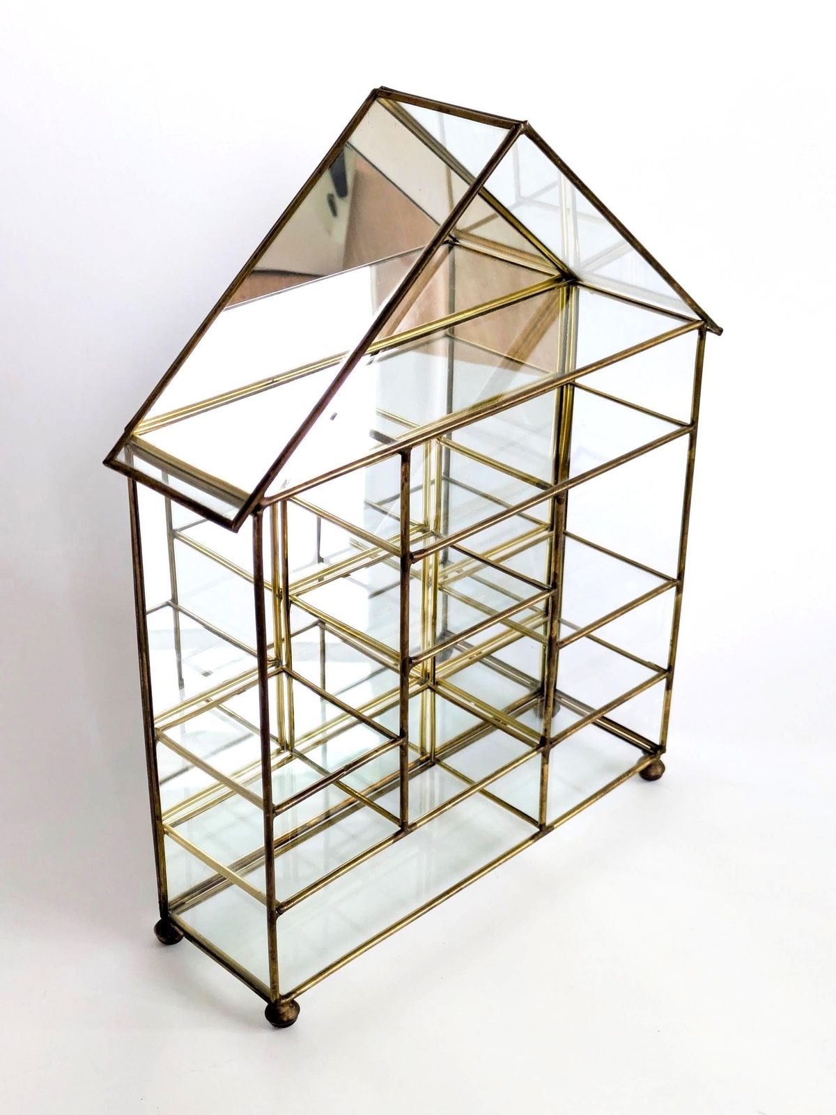 Vintage vitrineplank van messing en glas in huisvorm – 10 vakken, gespiegelde achterwand – accessoires, schelpen, verzamelingen photo for sale