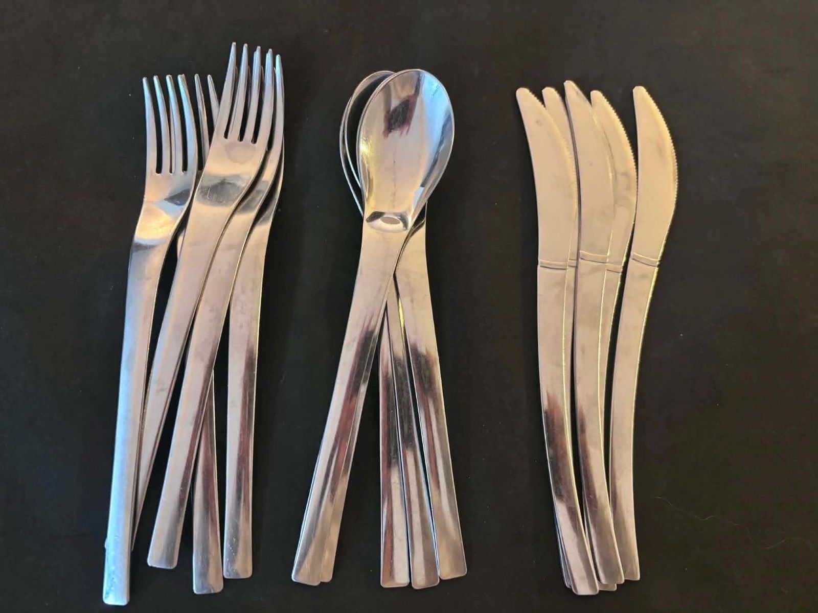 photo for sale Vintage Italiaans INOXMV Bestekset voor 5 Personen – 15-delig Roestvrijstalen Bestek – Modernistisch Space Age Design, jaren 1980