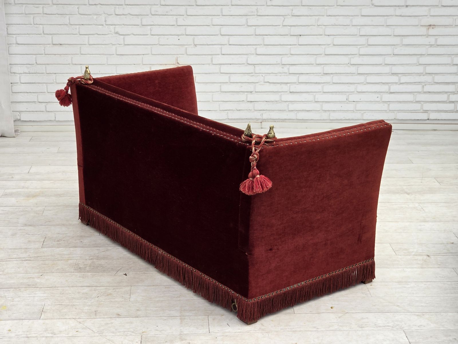 1750.0 Deens 2-zits "Spanish" sofa met neerklapbare armleuningen, jaren 1970, bekleed met meubelvelours. photo