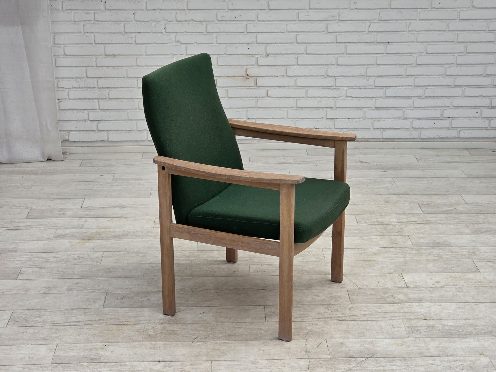Ca. jaren 1980, Deense fauteuil van Høng Stole, groen meubelwol, eikenhout. photo furniture