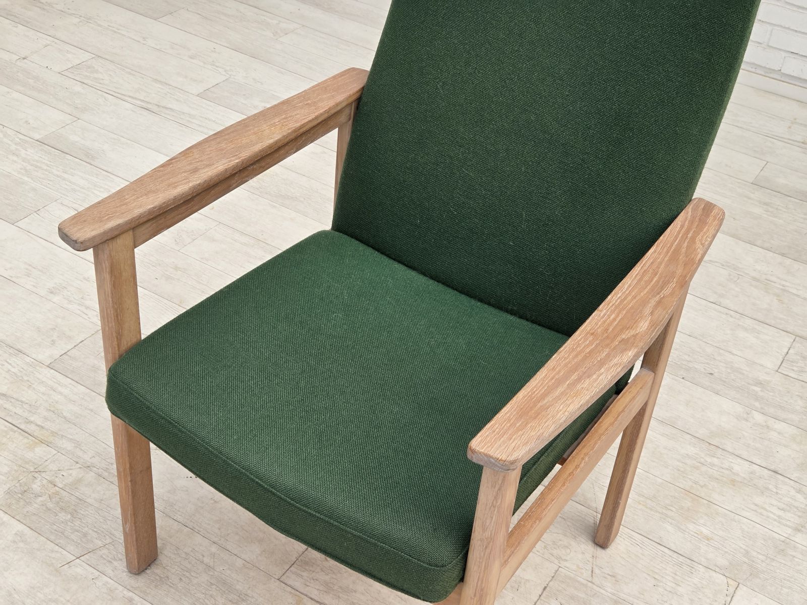 Ca. jaren 1980, Deense fauteuil van Høng Stole, groen meubelwol, eikenhout. photo buy