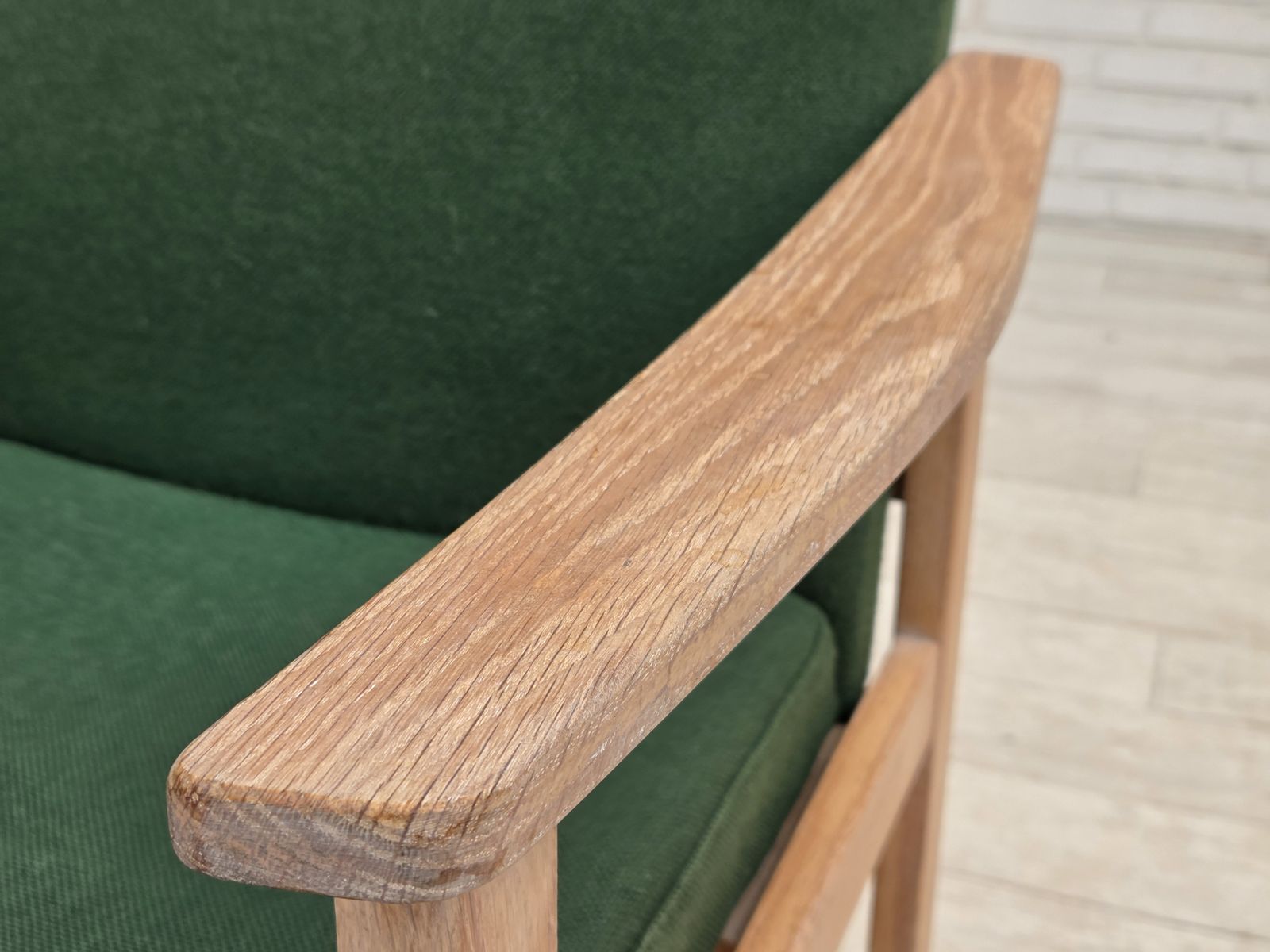 Ca. jaren 1980, Deense fauteuil van Høng Stole, groen meubelwol, eikenhout. photo vintage