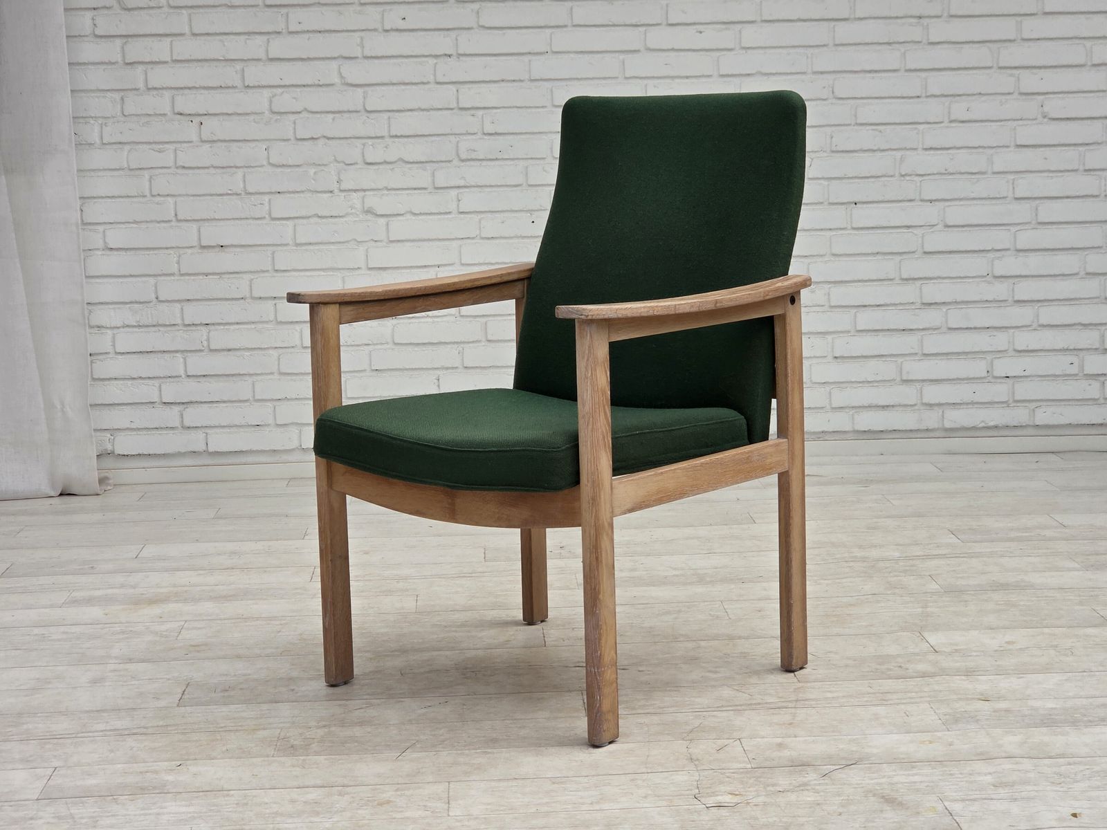 photo buy Ca. jaren 1980, Deense fauteuil van Høng Stole, groen meubelwol, eikenhout.