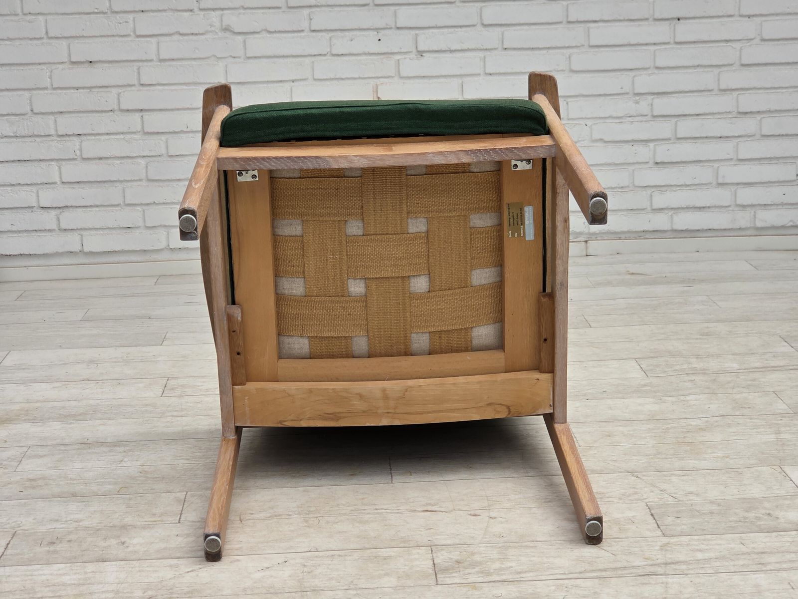 photo vintage Ca. jaren 1980, Deense fauteuil van Høng Stole, groen meubelwol, eikenhout.
